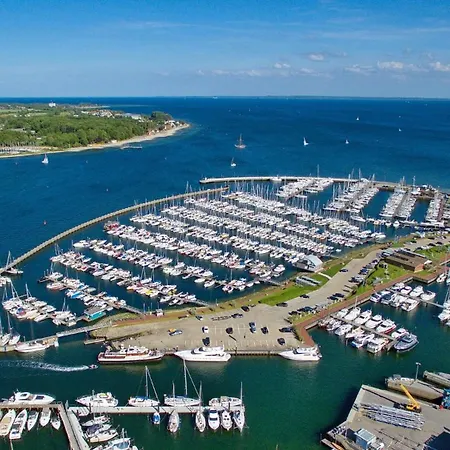 Hausboot Emmas Meerzeit, Tolle Dachterrasse, Parkplatz * Нойштадт (Гольштейн)